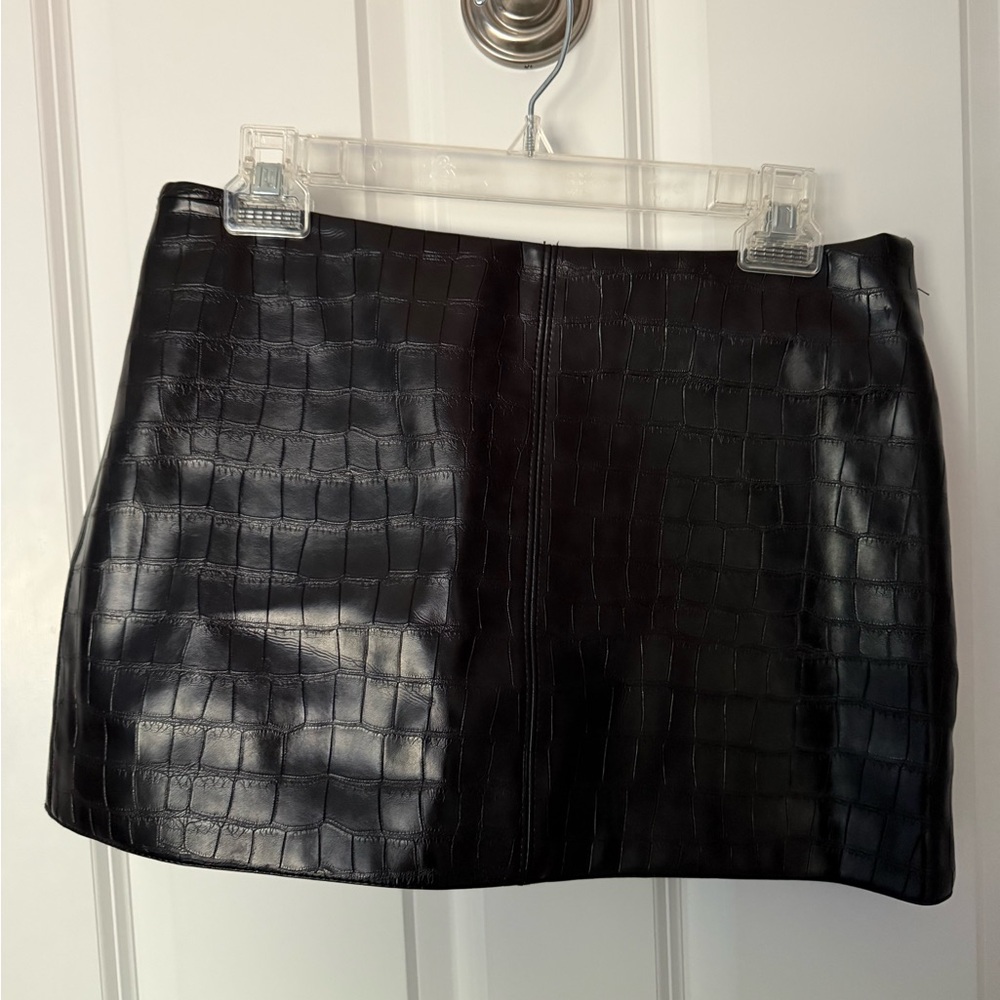 H & M | Black Faux Leather Skirt w. Side Zipper